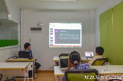 วิทยากรผู้บรรยายแนะนำผู้เข้าอบรมให้รู้จักกับ Magento